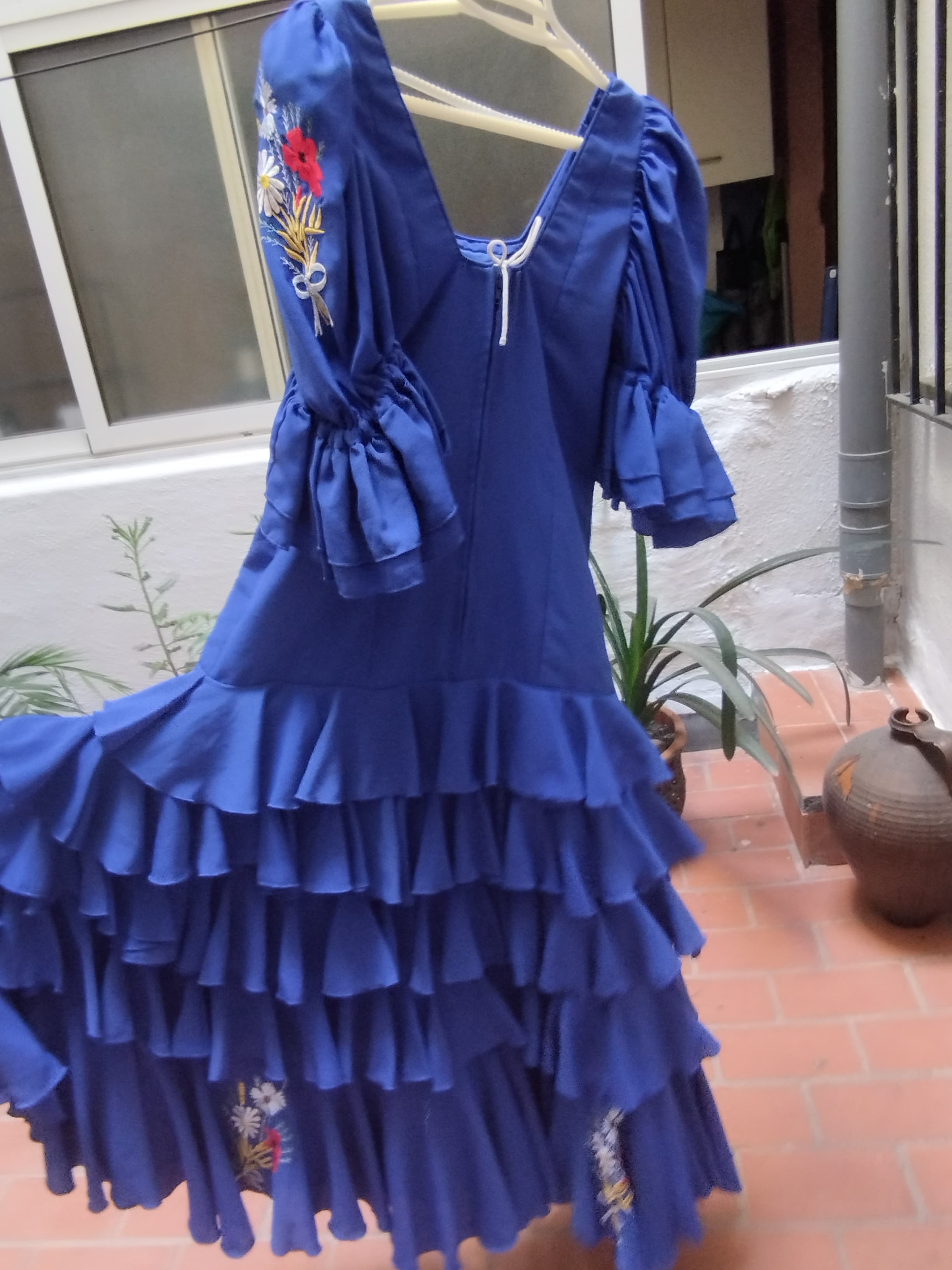 Vestido rociero bordado - Foto 1
