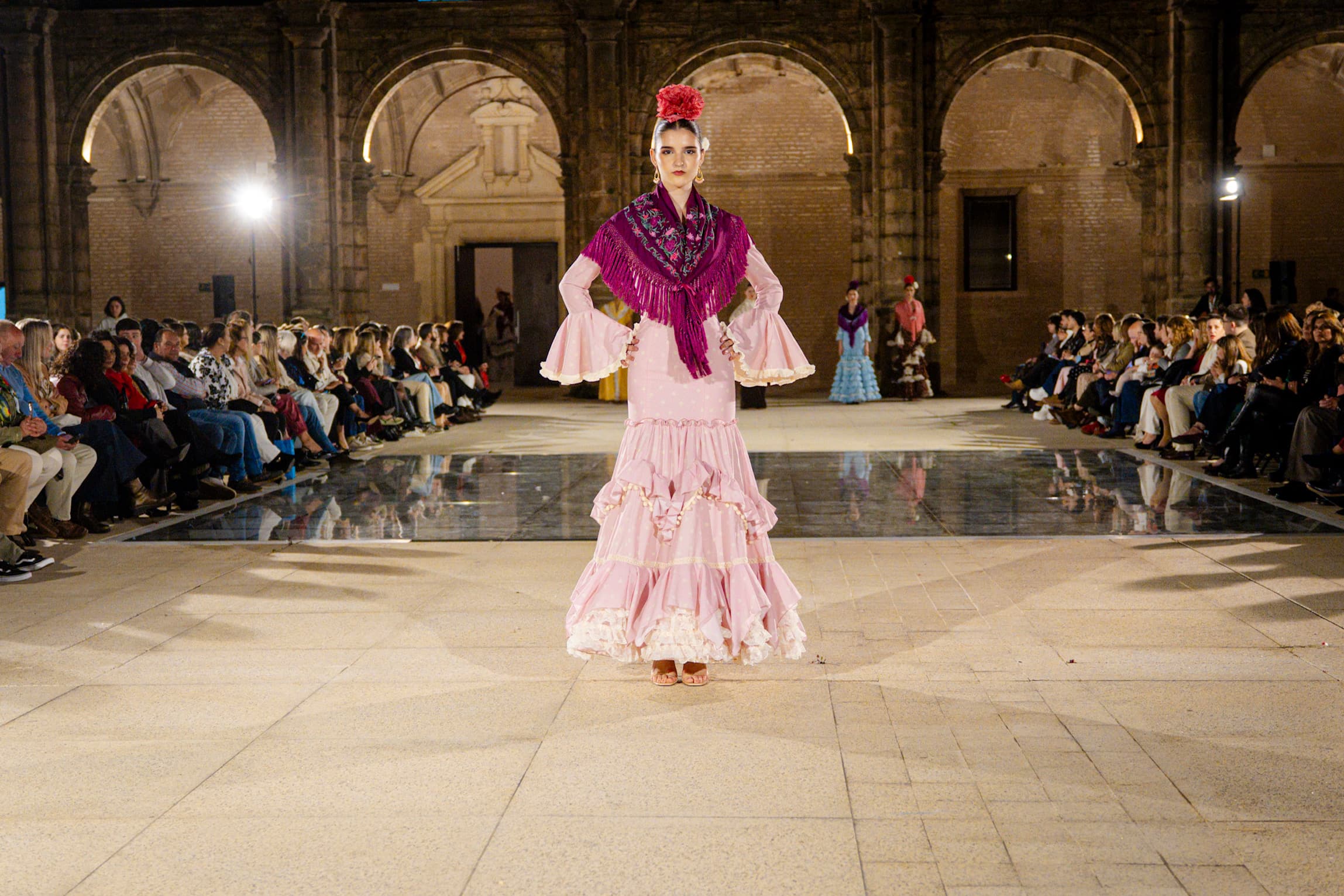 Traje de flamenca rosa lunar beige - Foto 1